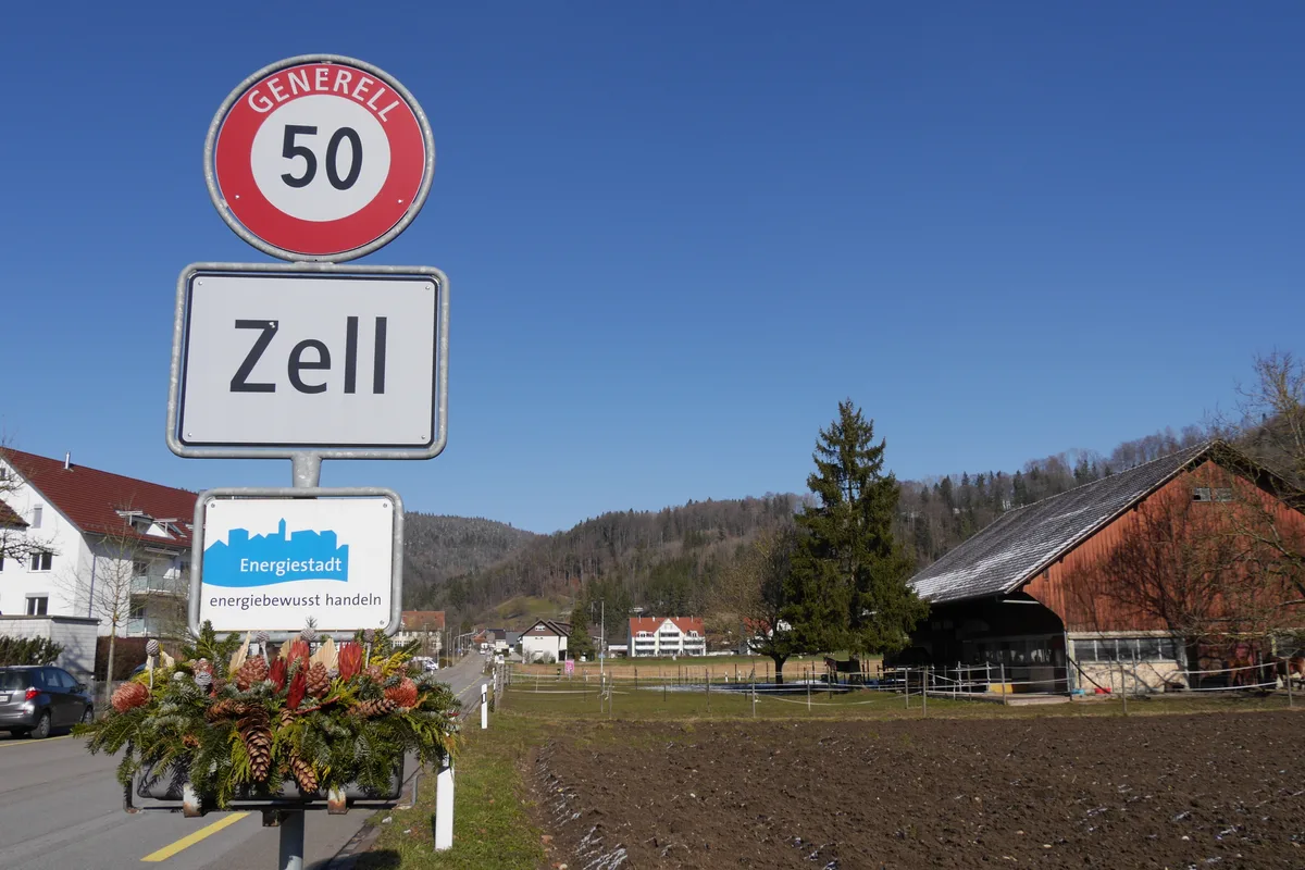 Ortstafel von Zell und ein Tempo-50-Schild.